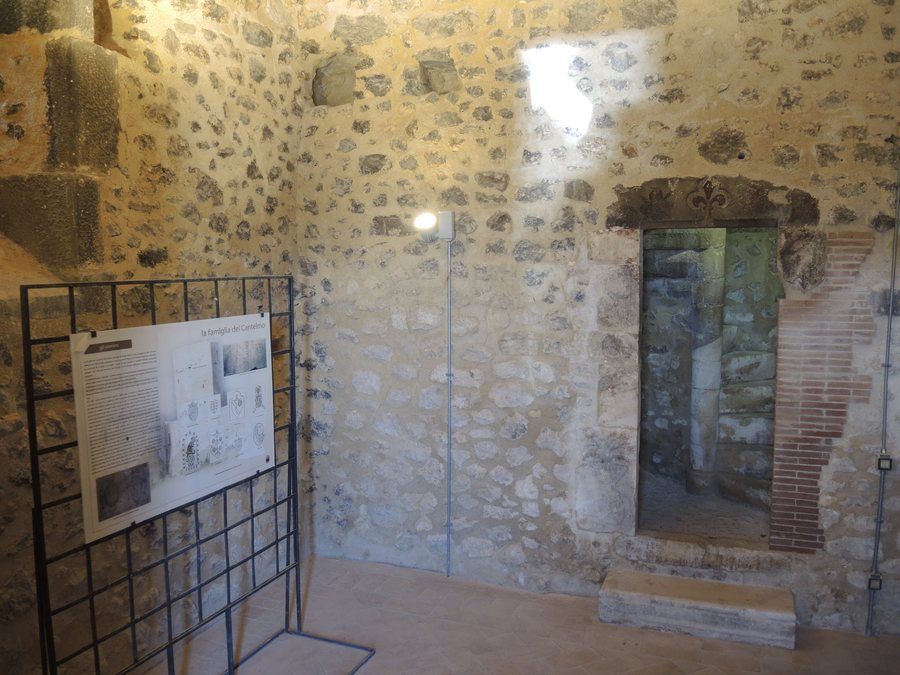 File:Pettorano sul Gizio - Castello Cantelmo 29.JPG