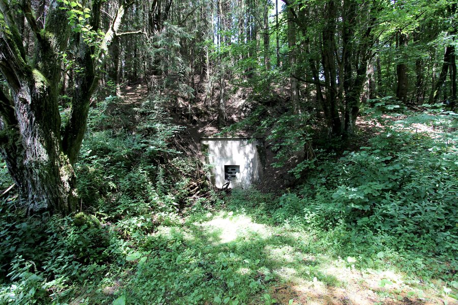 File:Ormont (Eifel); Bergwerksstollen als Bunker a.jpg