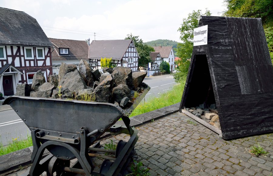 File:Steeklopper Mornshausen (Dautphetal) 2.jpg