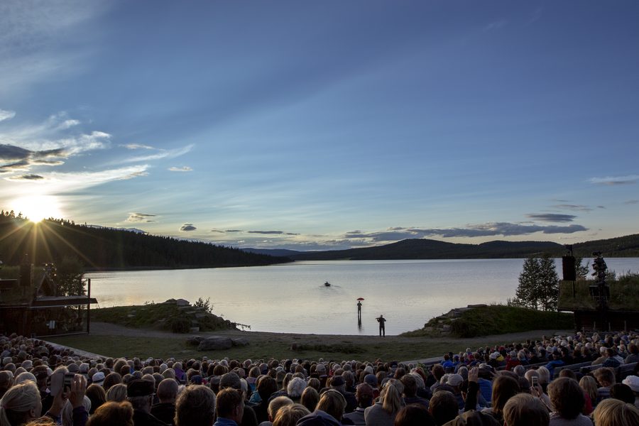 Gålåvatnet bei Sonnenuntergang mit der Aufführung „Mother Åse dies“.
