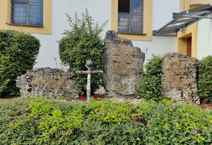 File:Wichsenstein, Kriegerdenkmal.jpg