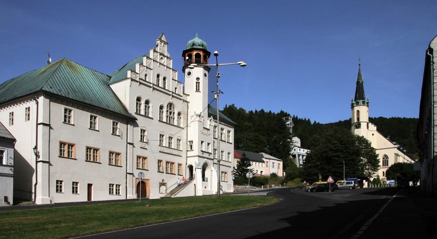 Rathaus und Joachimskirche in Jáchymov