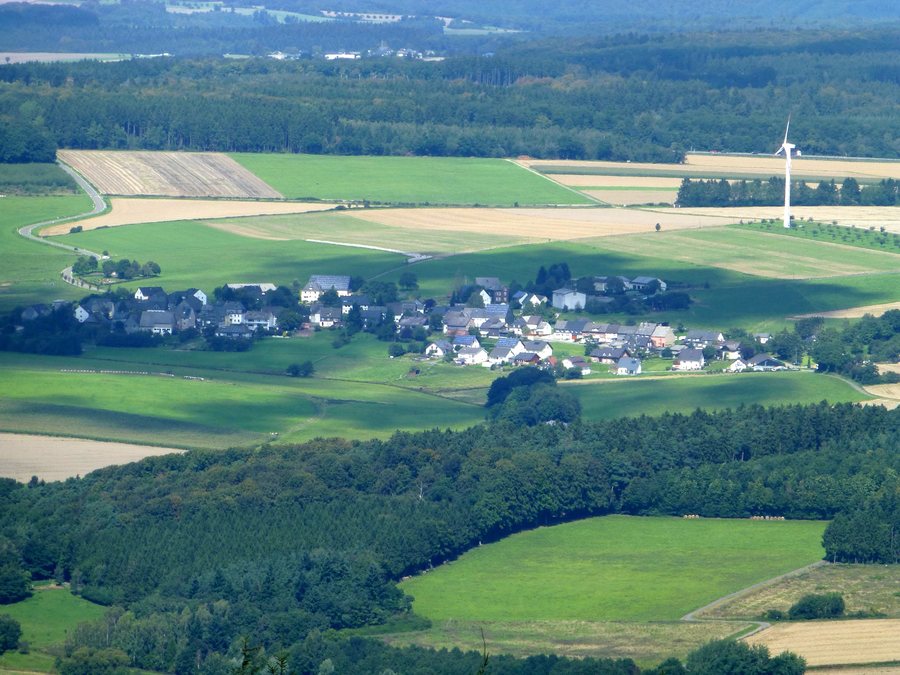 File:Wahlenau - vom Aussichtsturm Idarkopf aus gesehen - panoramio.jpg
