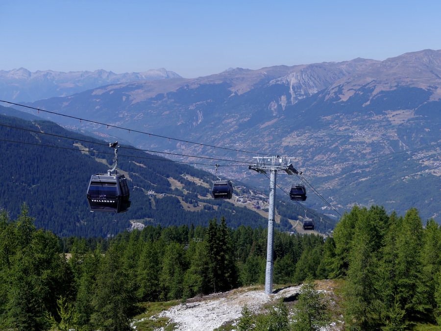File:Arrivée de la télécabine de Vallandry en été (août 2022).JPG