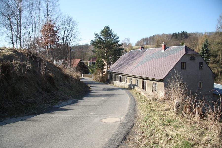 Weg durch Horní Poustevna bei Dolní Poustevna