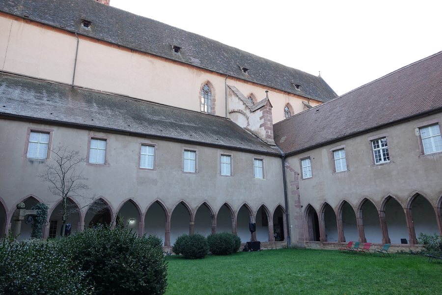 File:Cloître de l'église des Dominicains de Guebwiller (Haut-Rhin, France) (1).jpg