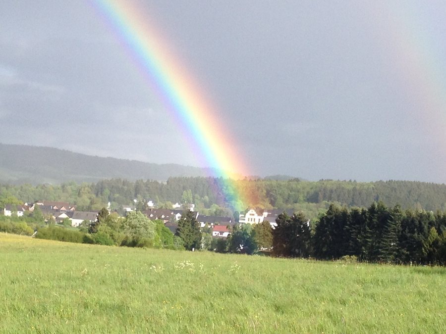 File:Kelberg mit Regenbogen.jpg