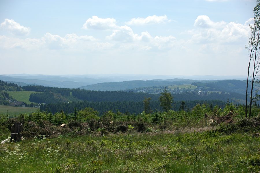 Blick vom Kahlen Asten über die Landschaft des Rothaargebirges bei Winterberg