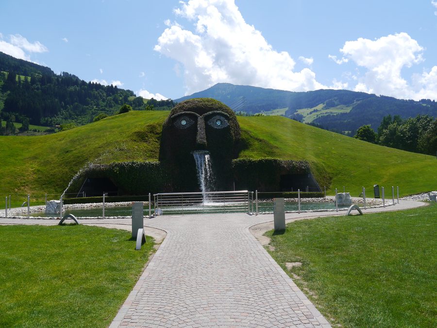 Der Riese der Swarovski Kristallwelten in Wattens