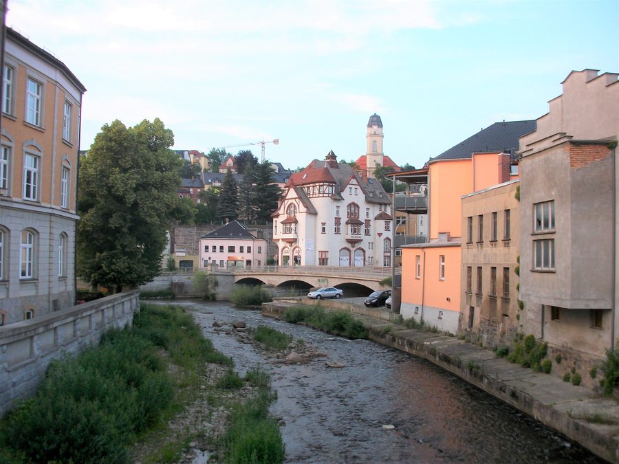 Zusammenfluss von Schwarzwasser und Zwickauer Mulde bei Aue mit der Friedenskirche Zelle