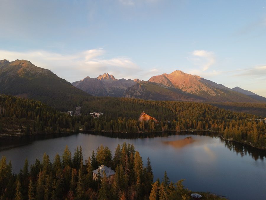 Blick aus der Luft auf den Bergsee Štrbské Pleso in der Hohen Tatra bei Abendlicht