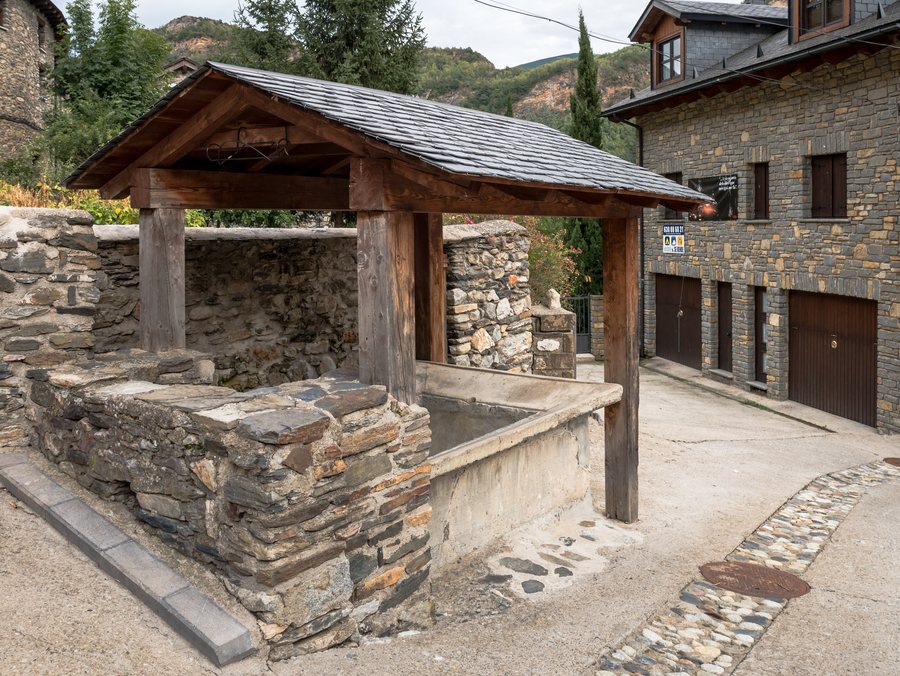 File:Sahún - Lavadero 01.jpg