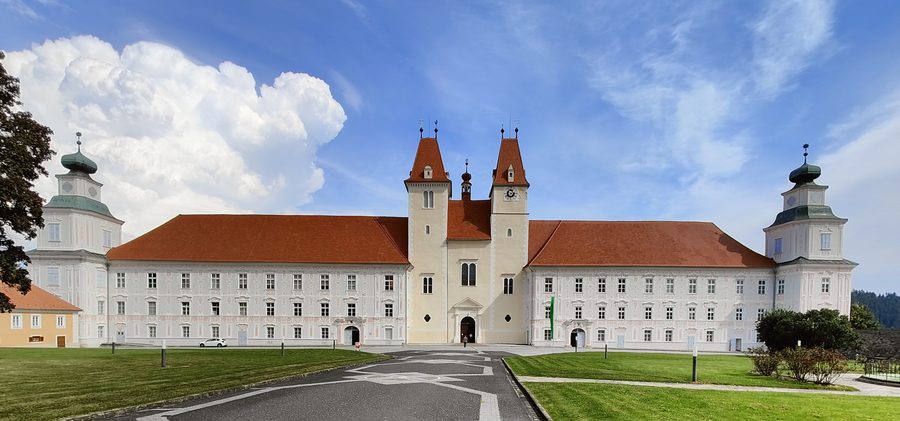 Augustinerchorherrenstift Vorau mit der Fassade der Stiftskirche