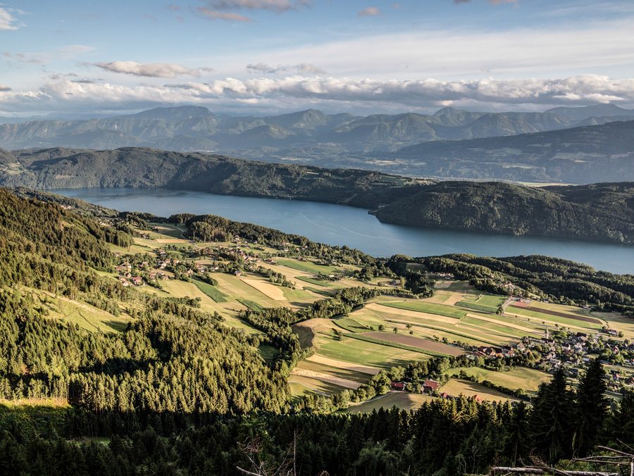 Landschaftsaufnahme mit dem Dorf Görtschach in Kärnten