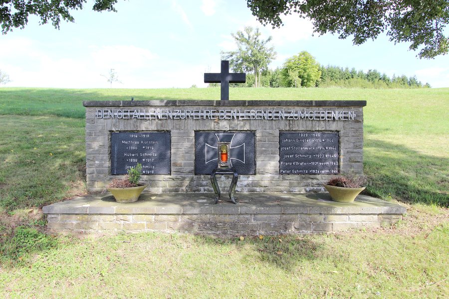 File:Sierscheid (Eifel); Kriegerdenkmal a.jpg