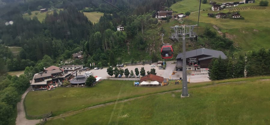 File:AUT — Bundesland Tirol — Bezirk KU — Gde. Wildschönau — Auffach — Auffach 273 (Schatzbergbahn · Talstation) 2024-06-15 Mattes.jpg