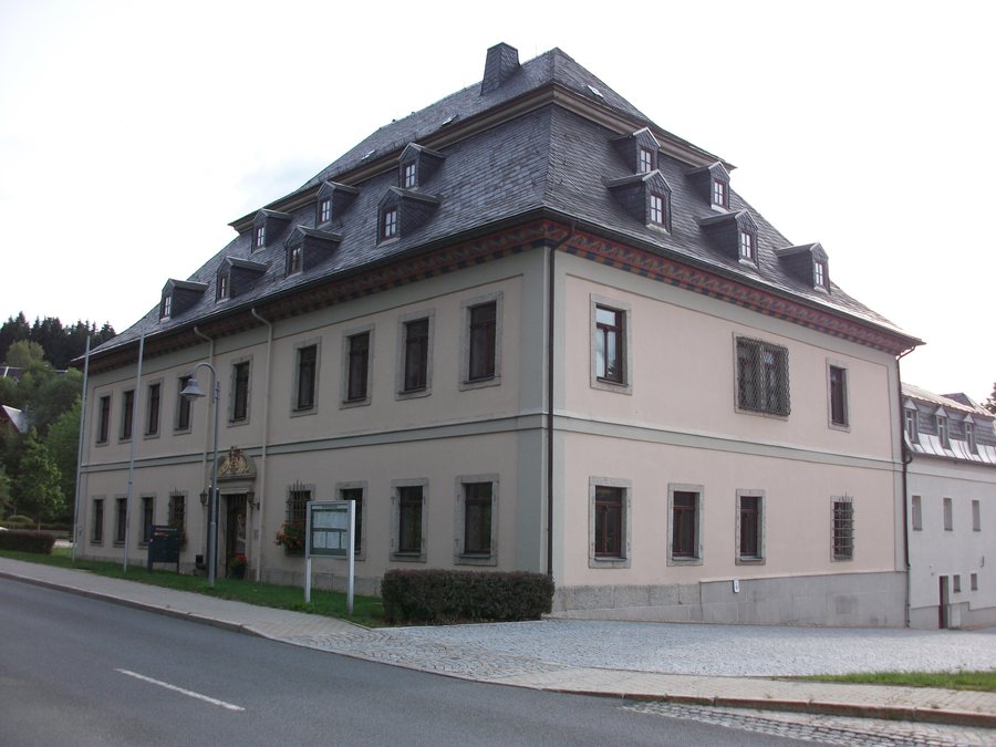 File:Hammerherrenhaus Tannenbergsthal (Rathaus).jpg