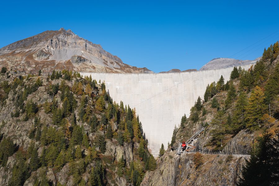 Emosson-Staudamm mit alpiner Berglandschaft, gesehen vom VerticAlp-Panoramazug