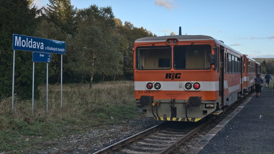 Dieseltriebwagen am Bahnhof Moldava v Krušných horách im Erzgebirge