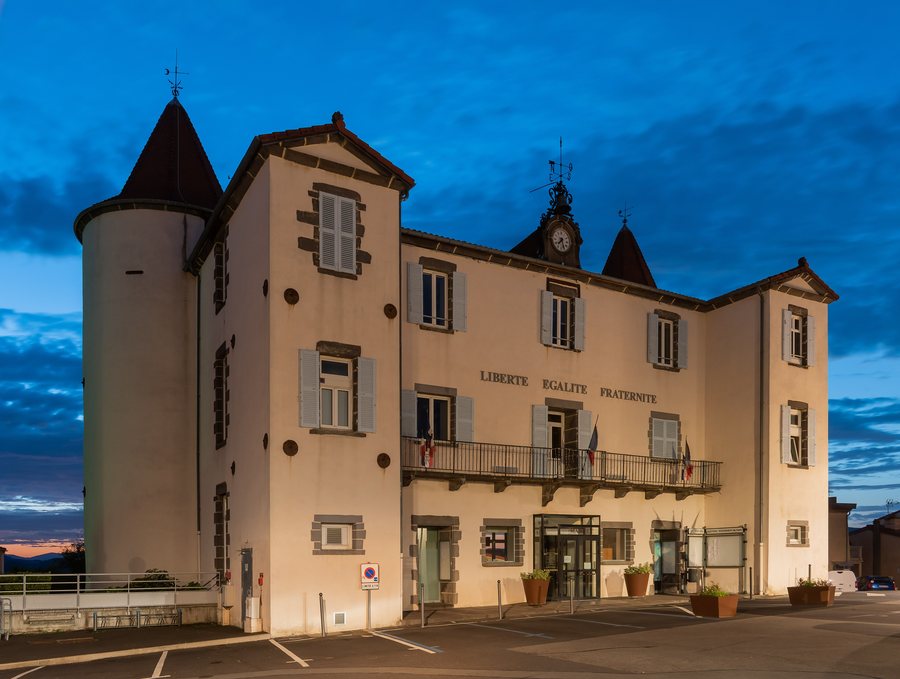 File:Town hall of Cournon-d'Auvergne (2).jpg