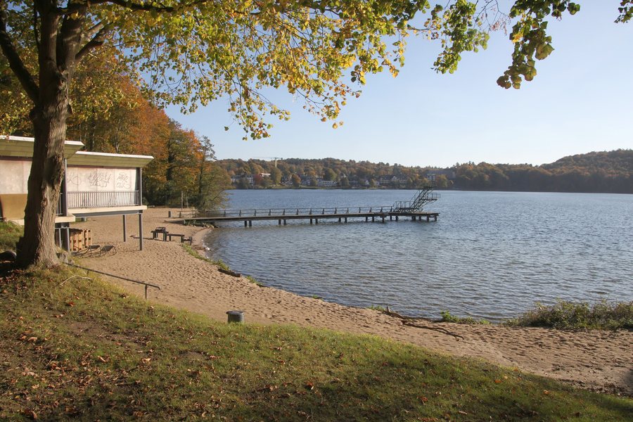 File:2021-10-24 Malente (144), Strandbad.jpg