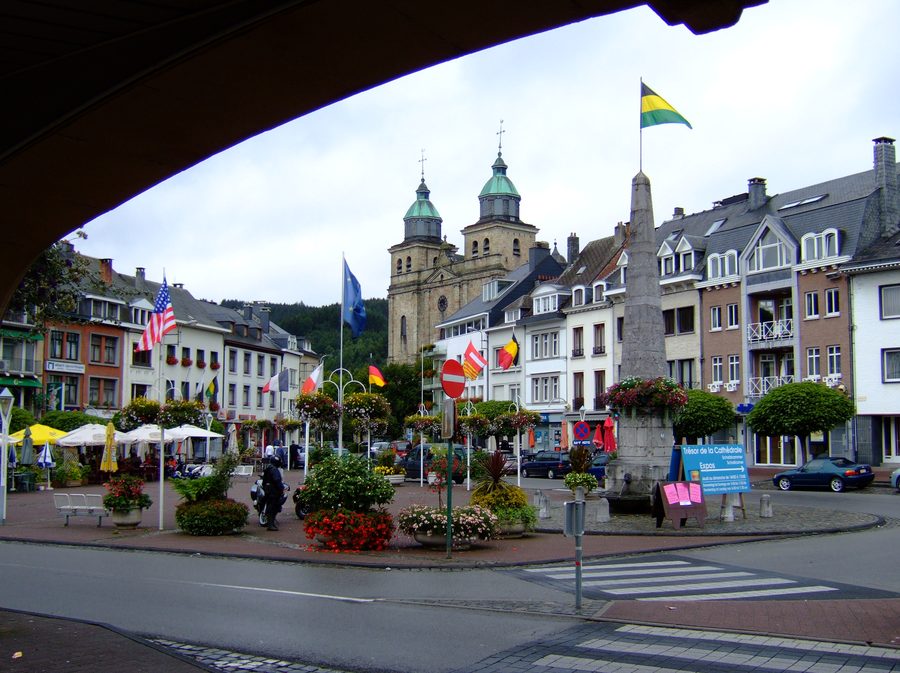 Place Albert I. mit Obelisk in Malmedy, Belgien