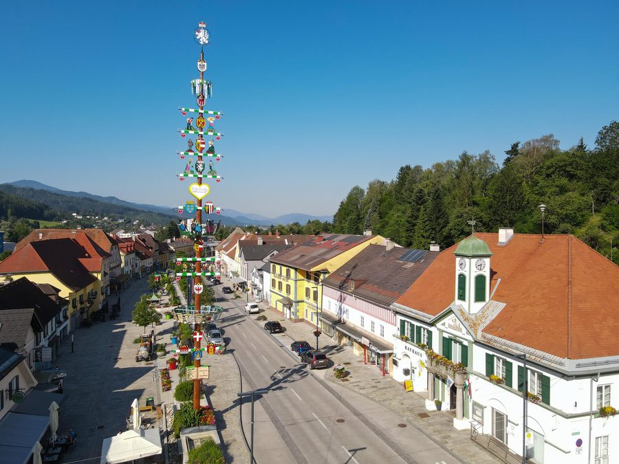 Kindberger Zunftbaum am Hauptplatz im Juni 2026