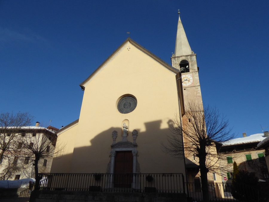 Kirche Sant'Agata im historischen Ortskern von Sfruz im Trentino