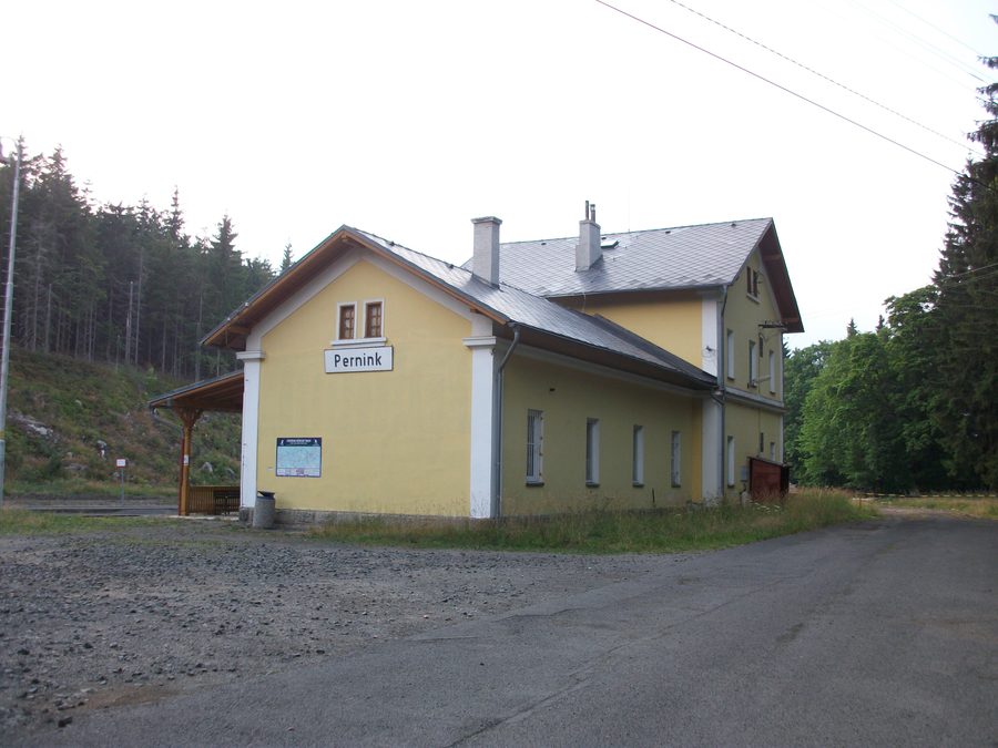 Empfangsgebäude des Bahnhofs Pernink (Bärringen) im böhmischen Erzgebirge