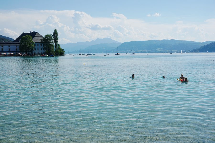 File:Attersee, Bezirk Vöcklabruck, Oberösterreich mit Schloss Litzlberg.jpg