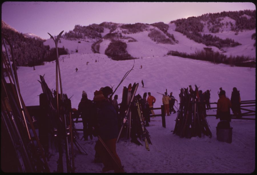 Skifahrer auf Aspen Mountain bei schwindendem Tageslicht
