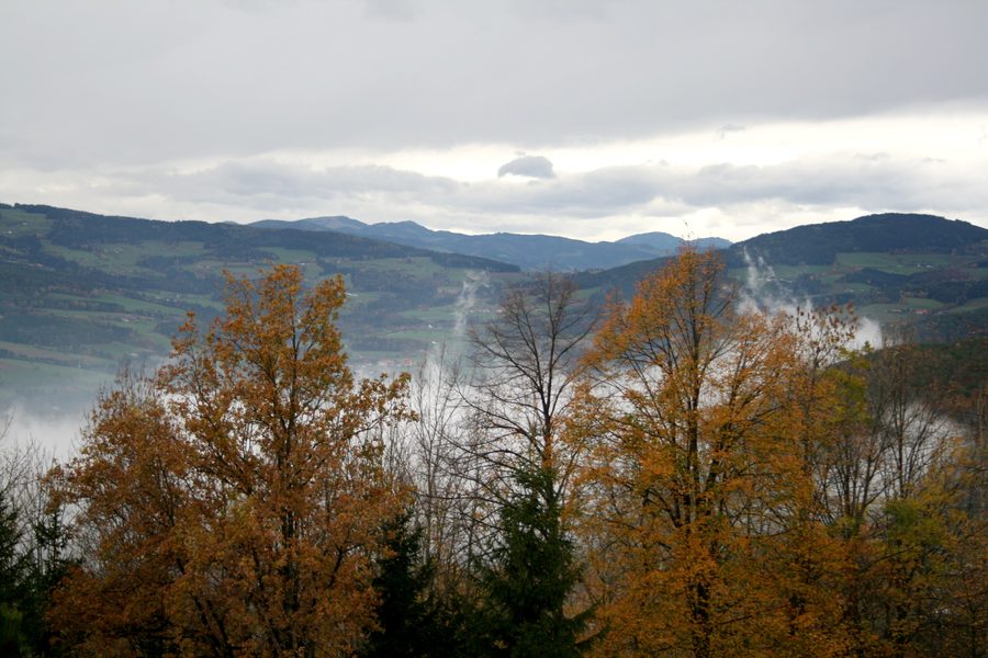 Blick von der Wallfahrtskirche Maria Pöllauberg ins Pöllauer Tal