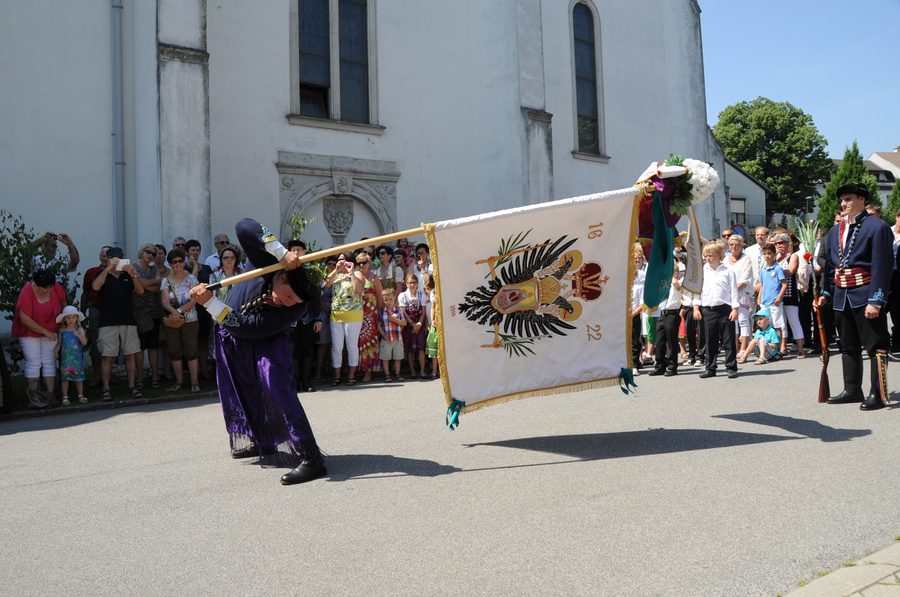 Neckenmarkter Fahnenschwinger beim Fahnenschwingen