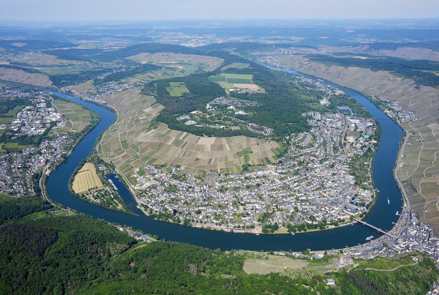 File:Aerial image of the Moselle in Bernkastel-Kues (view from the southeast).jpg