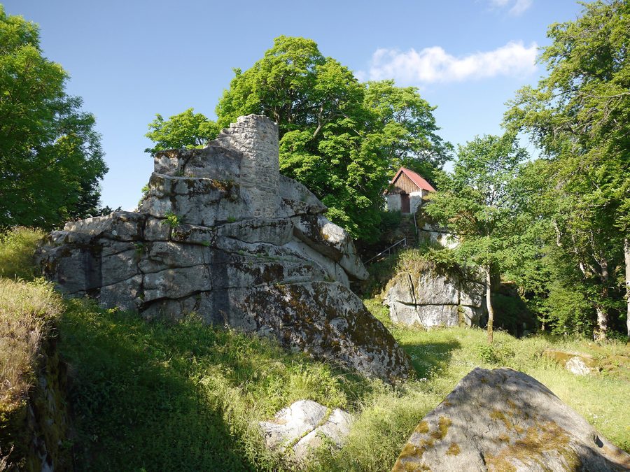 Burgruine Haselstein bei Floß mit markanten Felsformationen und Wald