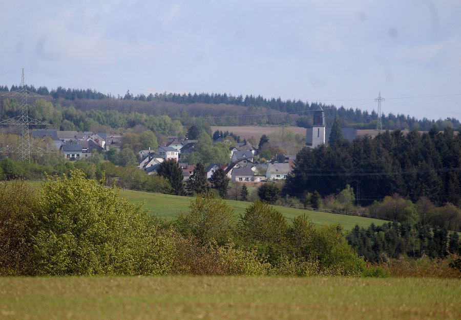 File:Grimburg, Blick von der Wegkapelle nach Gusenburg (Telefoto).jpg