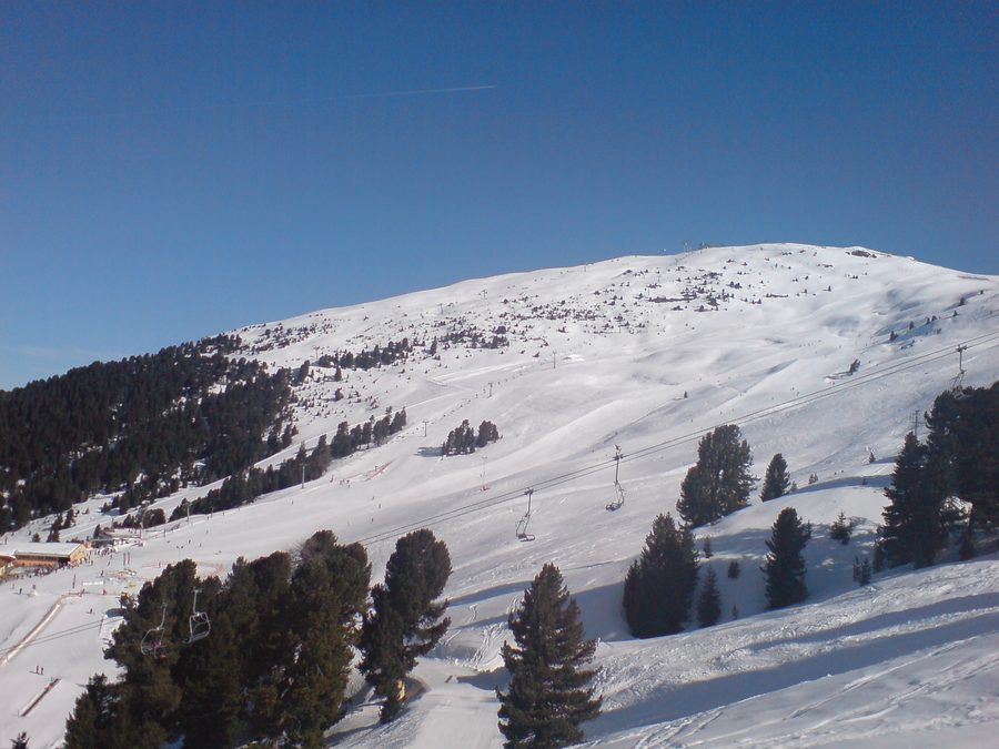 Winterliche Skipisten im Skigebiet Hochzeiger oberhalb von Jerzens im Pitztal