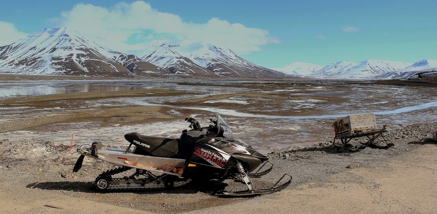Panoramablick auf Longyearbyen auf Svalbard vor arktischer Berglandschaft