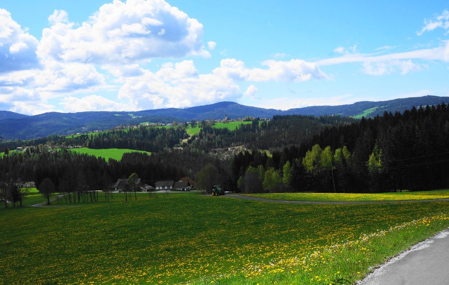 Panoramablick nach Preitenegg in Kärnten mit umliegender Berglandschaft