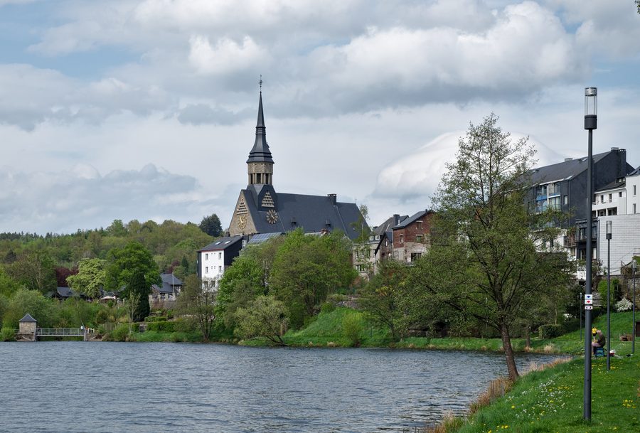 Église Saint-Gengoul und Lac des Doyards in Vielsalm