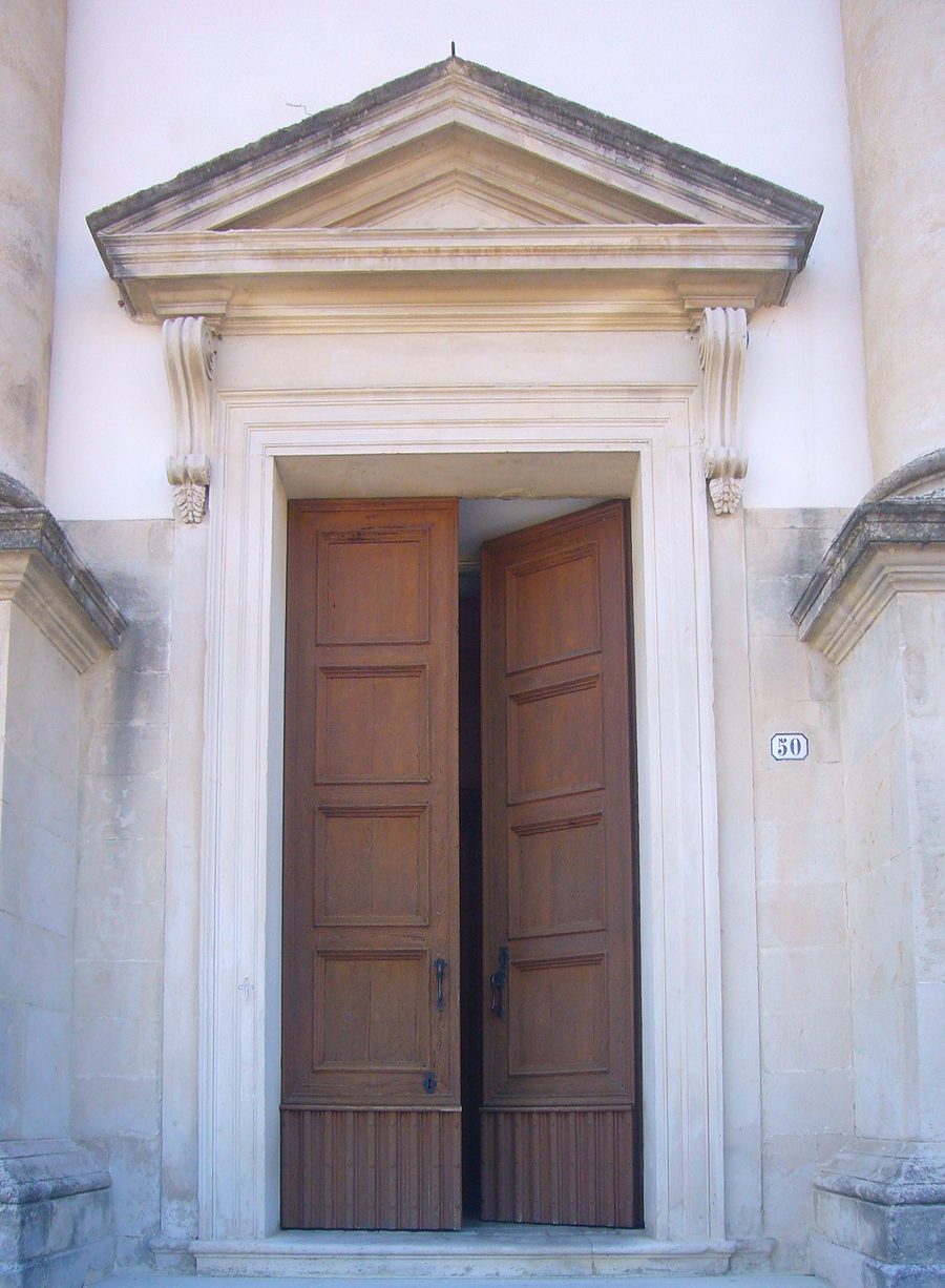 Eingangsportal der Pfarrkirche Santa Maria Assunta in Fregona, Venetien