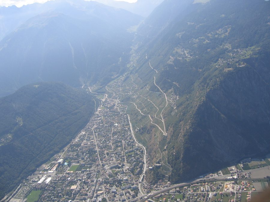 Blick über Martigny-Combe mit Martigny im Vordergrund und dem Tal bis zum Col de la Forclaz
