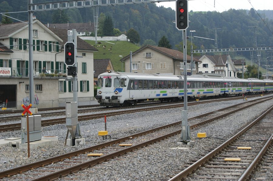 Südostbahn-Zug fährt in den Bahnhof Wattwil ein.