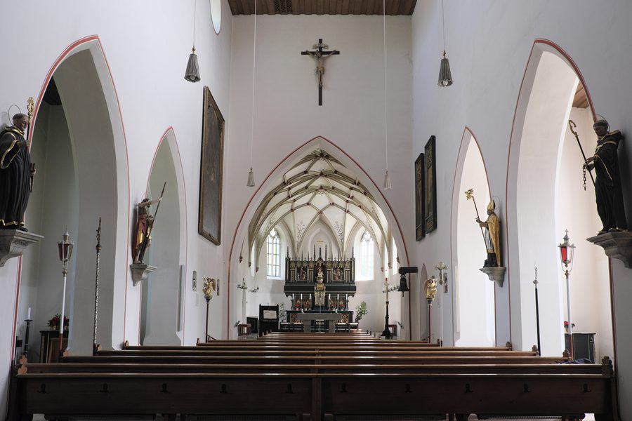 Innenraum der alten Pfarrkirche St. Vitus in Gilching im oberbayerischen Landkreis Starnberg