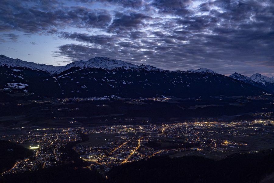 Blick auf Tulfes und das Mittelgebirge mit dem Glungezer im Hintergrund