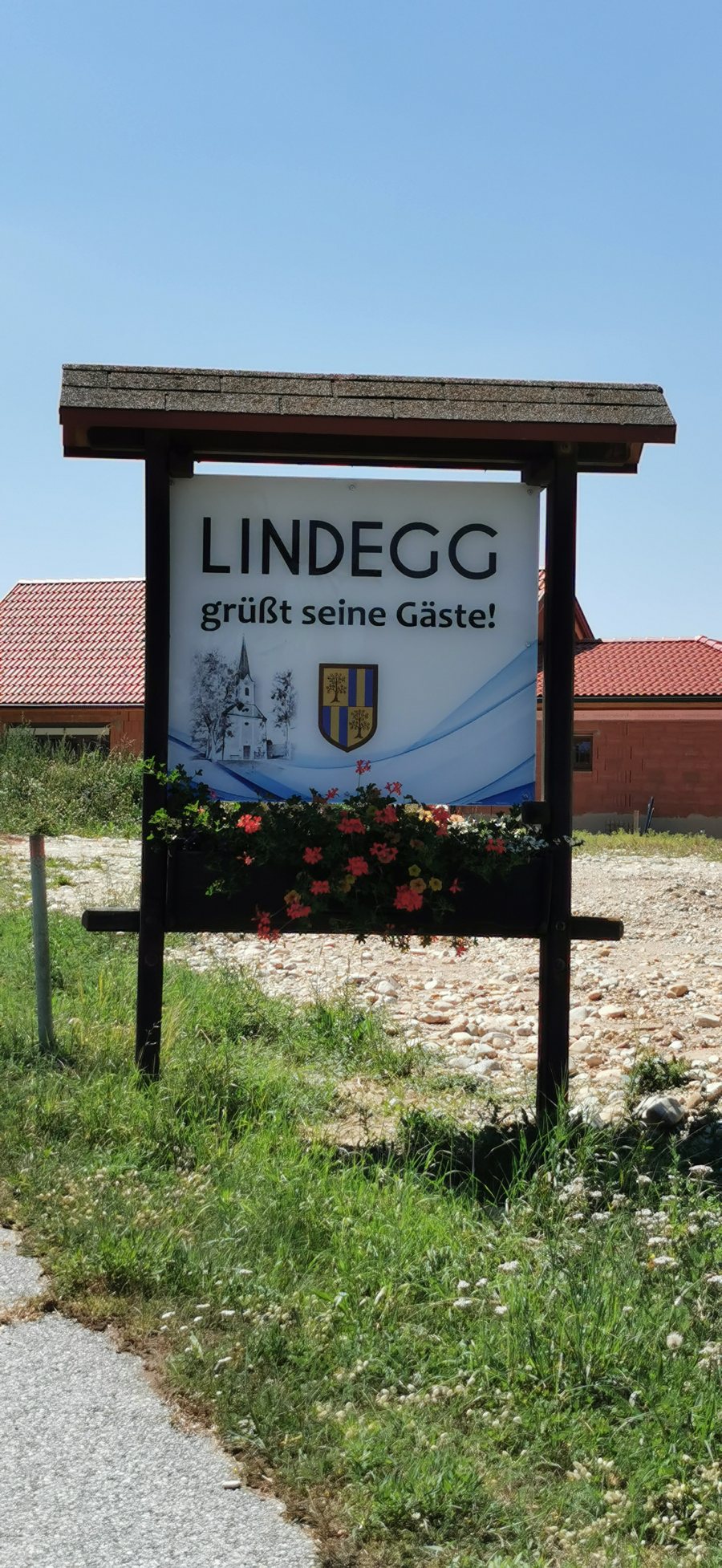 File:AUT — Steiermark — Bezirk Hartberg-Fürstenfeld — Gemeinde Bad Blumau — Katastralgemeinde Lindegg (Tafel “Lindegg grüßt seine Gäste”) Mattes 2022-07-18.jpg