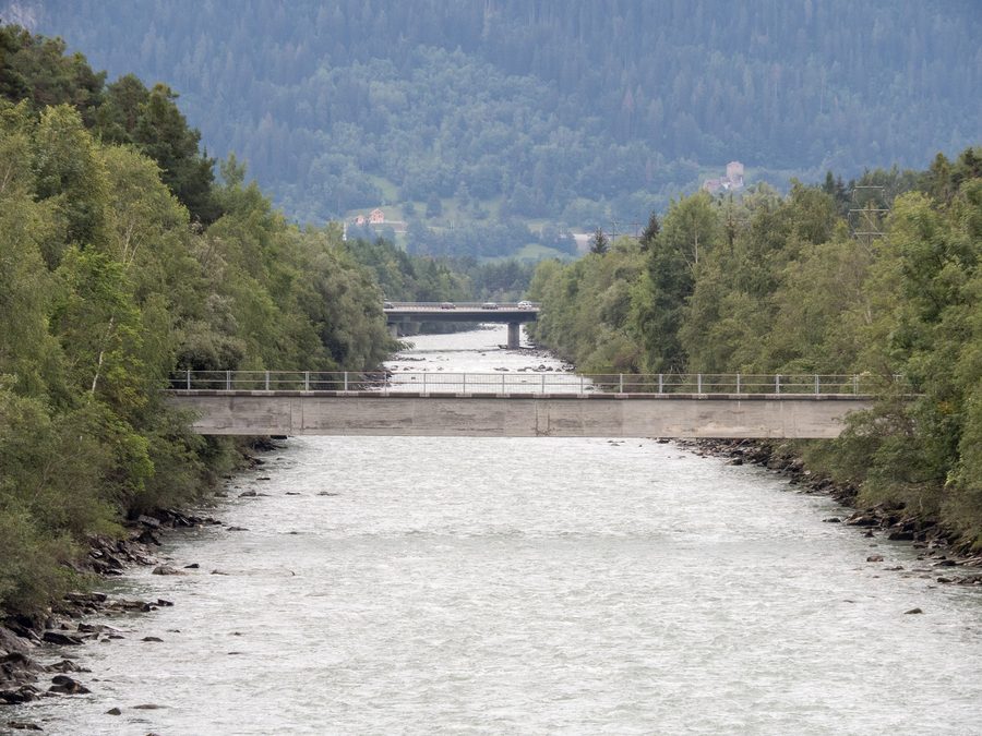 Fußgängersteg über den Hinterrhein bei Realta-Rodels im Kanton Graubünden