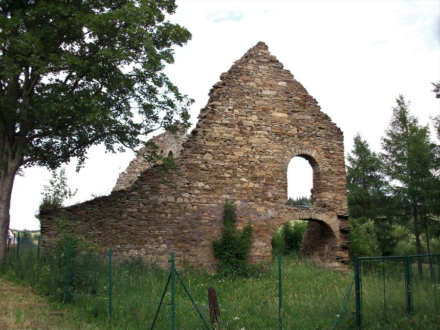 Historische Überreste des ehemaligen Eisenwerks in Kovářská