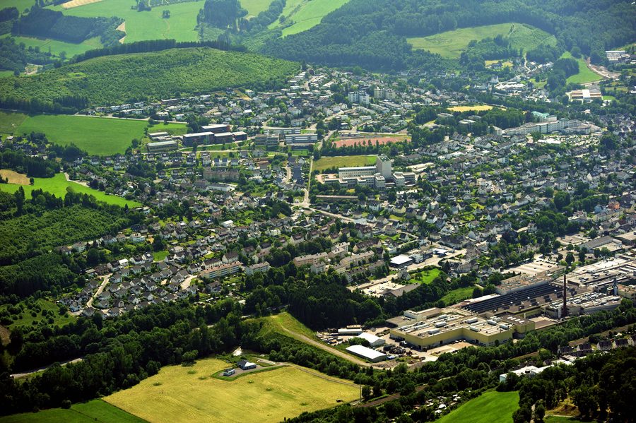 Luftaufnahme von Meschede im Sauerland mit bewaldeter Landschaft