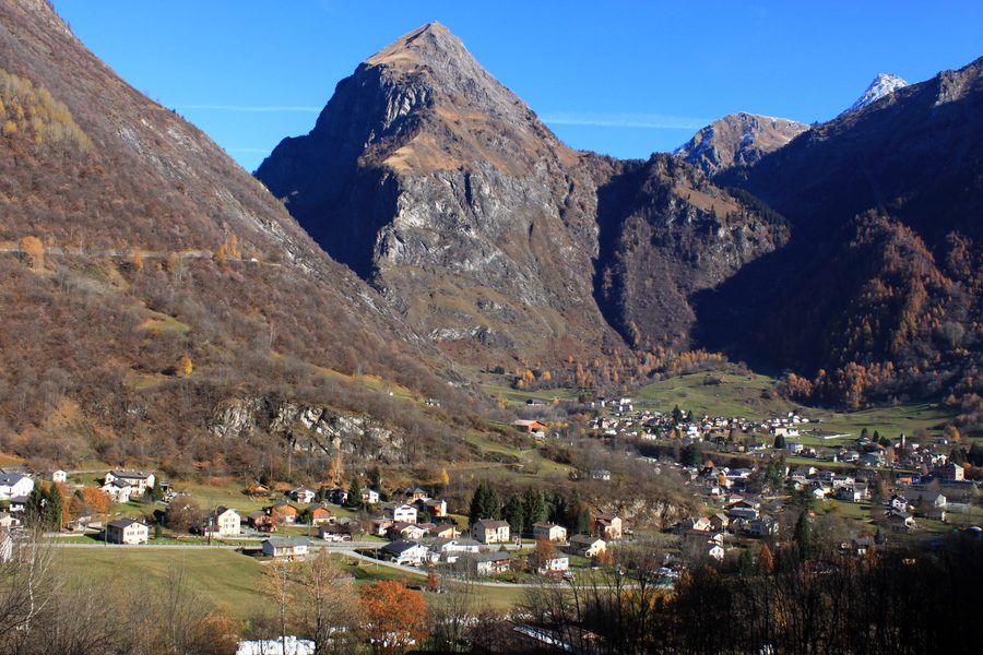 Blick auf Olivone im Bleniotal mit dem Sostogipfel im Hintergrund